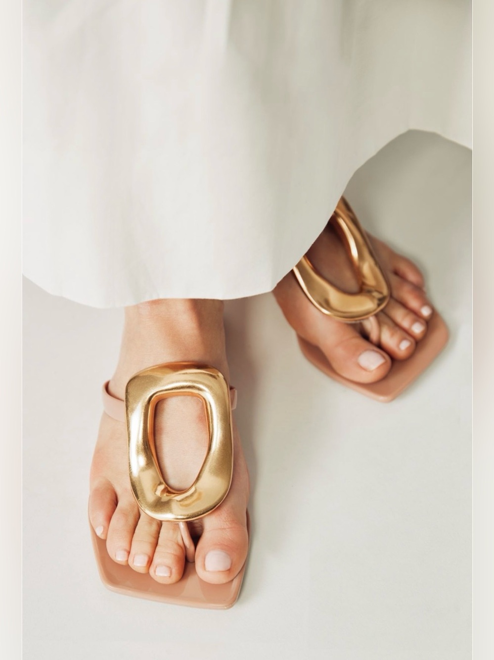 JEFFREY CAMPBELL BEIGE / GOLD LINQUES FLIP FLOP - SZ8